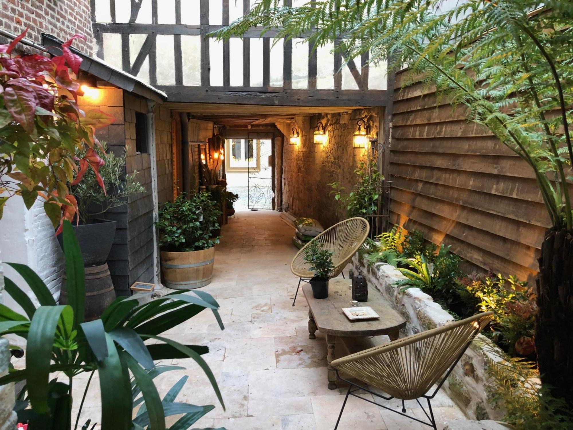 Le Baldaquin / Les Romantiques Apartment